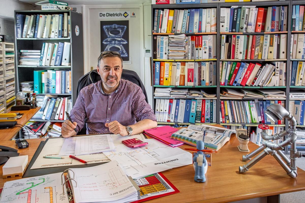 Un homme assis à son bureau
