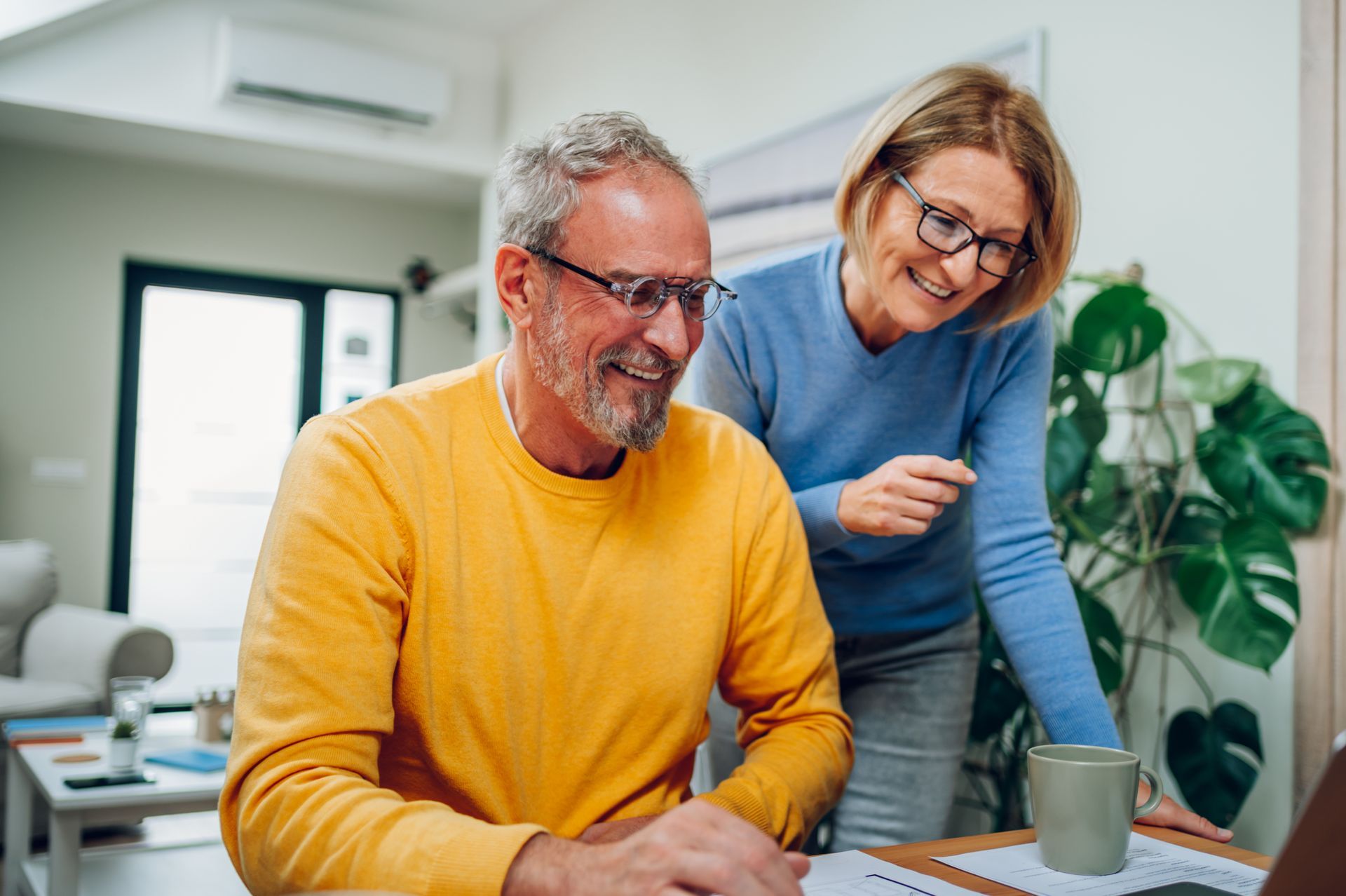 Un homme et une femme souriants