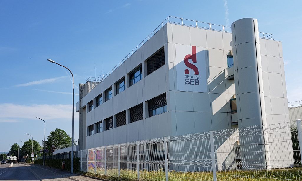 Une façade d'un bâtiment avec un logo