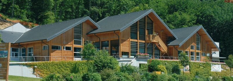 Une série de bâtiments en bois