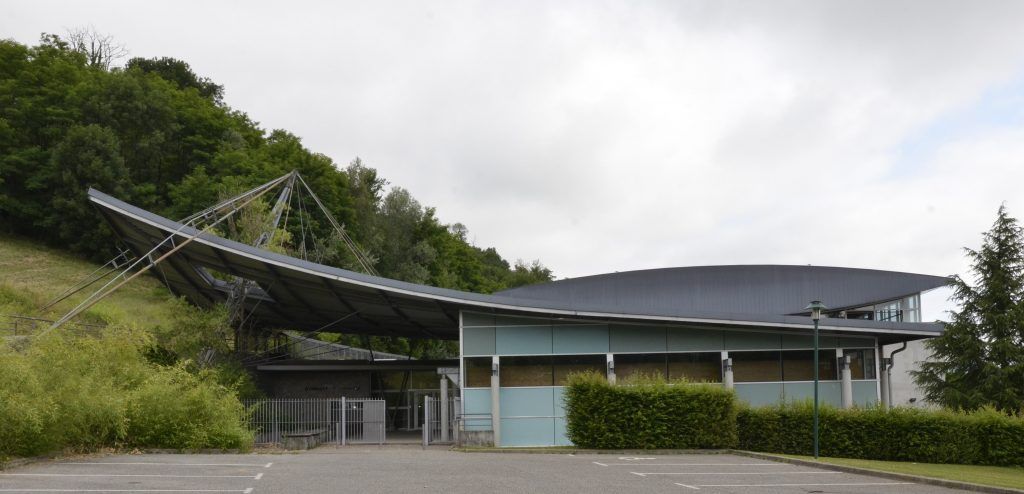 Un bâtiment d'architecture moderne