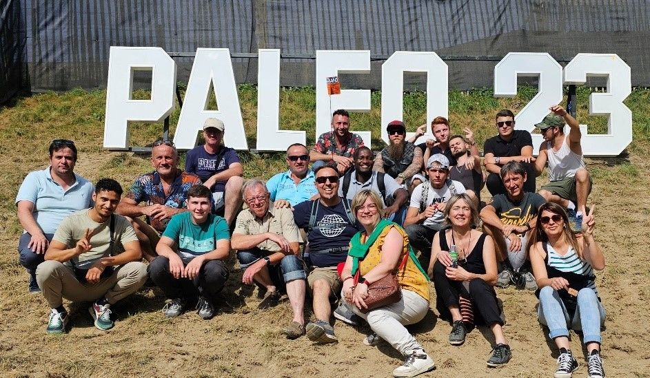 GROUPE DE PERSONNES AU PALEO