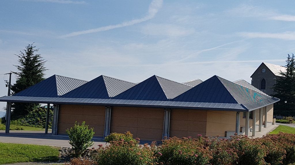 Une bâtiment avec trois toitures
