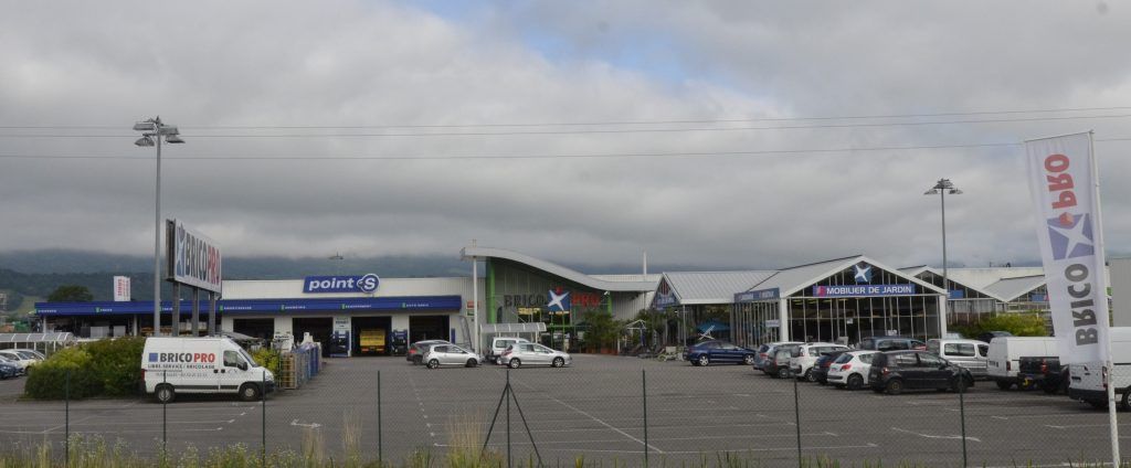 Un parking et des magasins