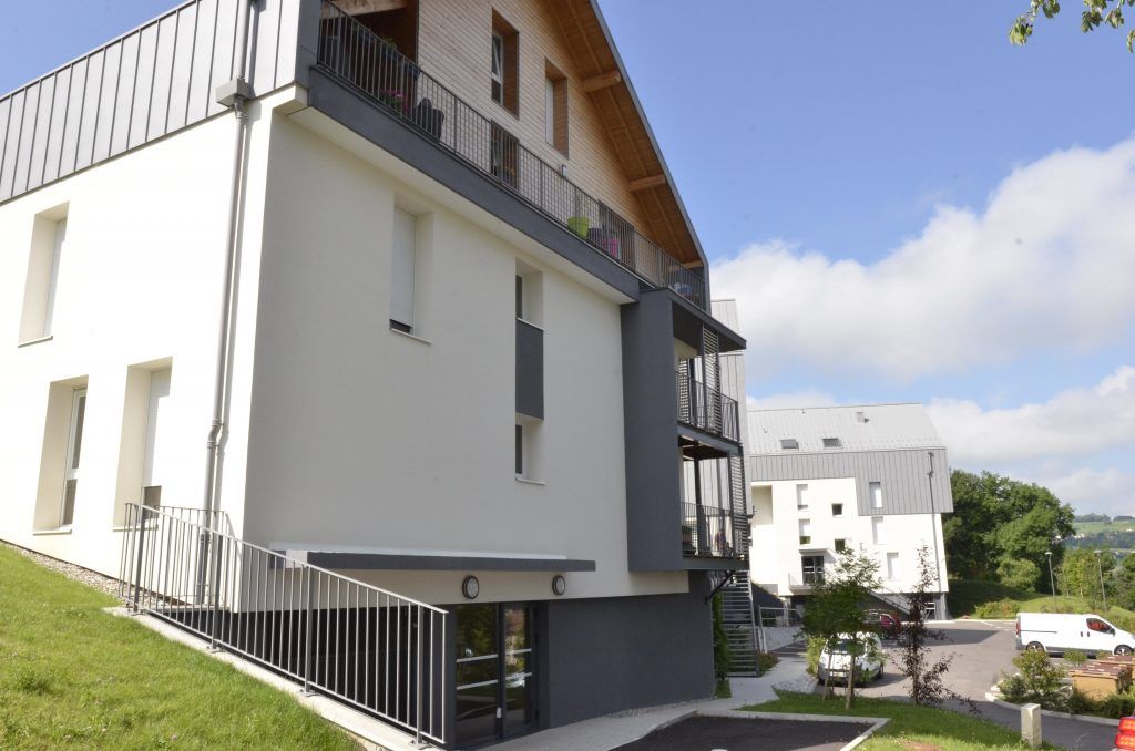 Un bâtiment avec garde corps