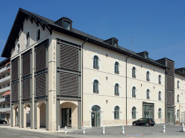 Une façade d'un bâtiment en coin