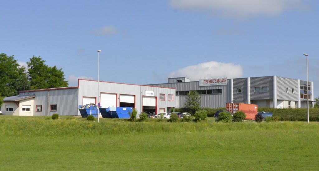 Une usine de sablage avec du gazon