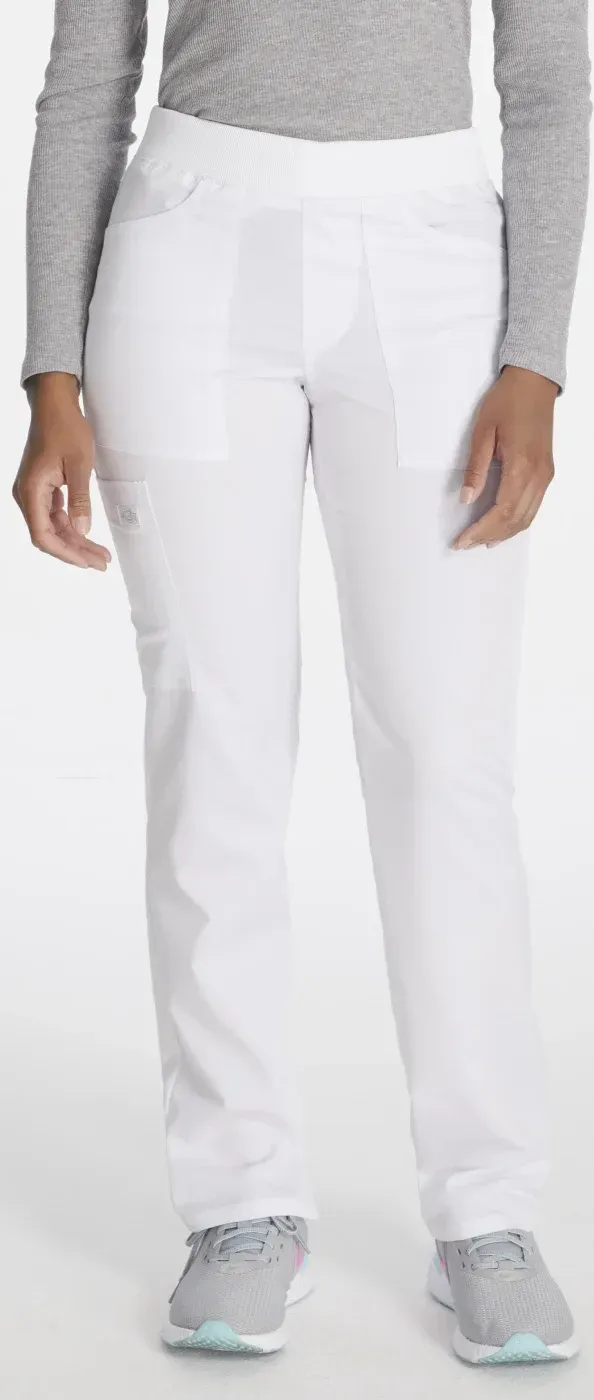 Una mujer lleva una camisa gris y pantalones blancos.