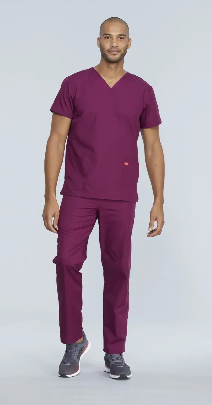 Un hombre lleva una blusa y pantalones de uniforme morado.