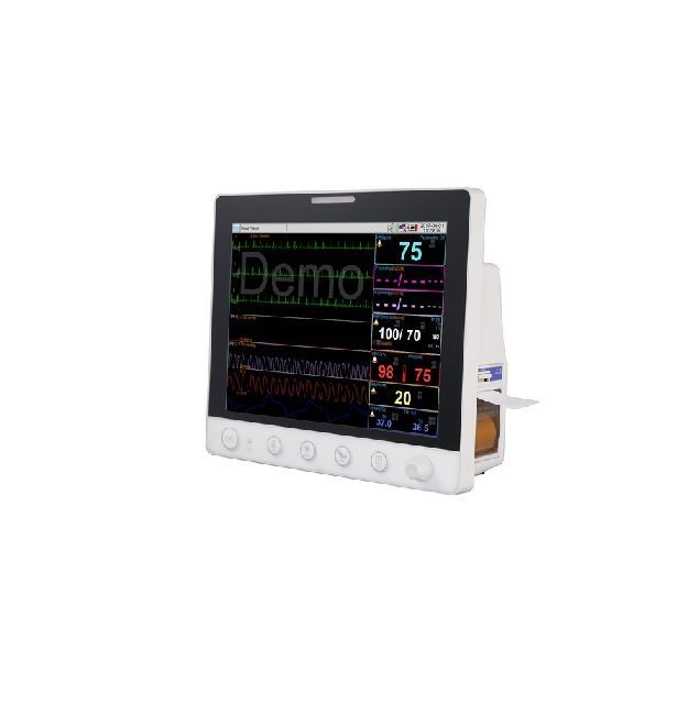 Un monitor con muchos números está sobre una mesa.