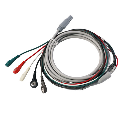 Un montón de cables conectados entre sí sobre un fondo blanco.