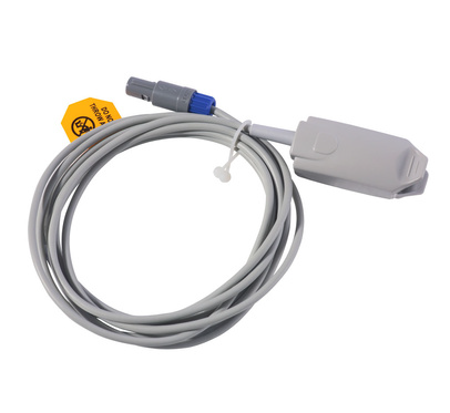 Un primer plano de un cable con un conector sobre un fondo blanco.