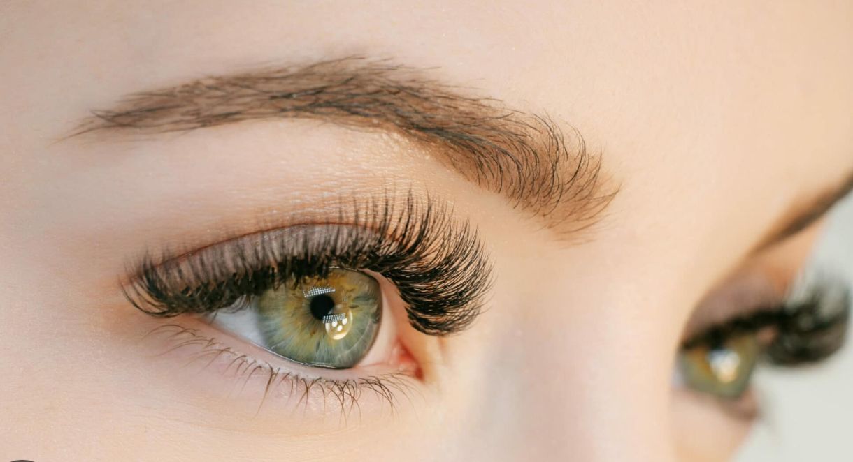 Wimpern und Brauen