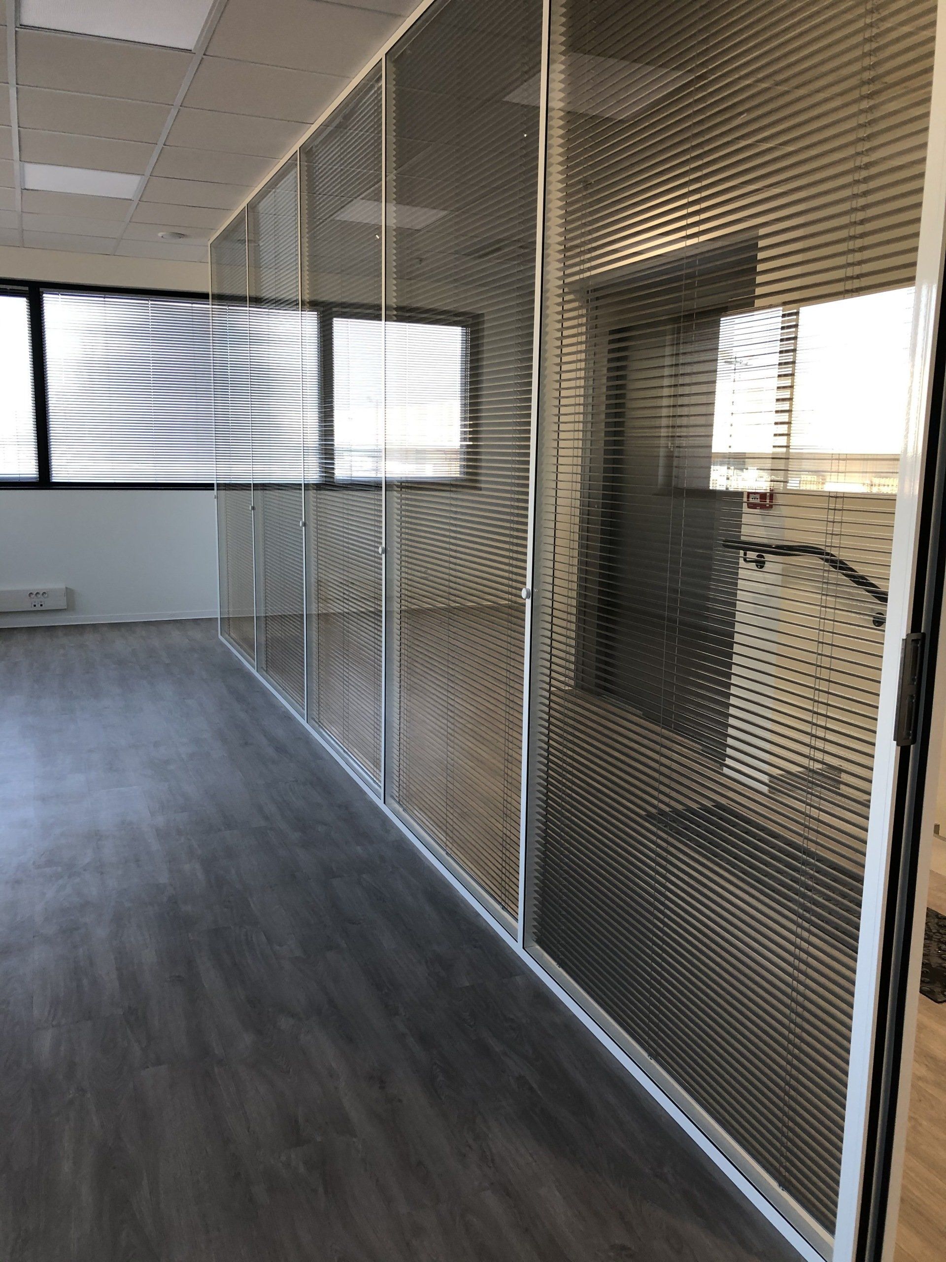 Séparation ossature professionnelle vitrée