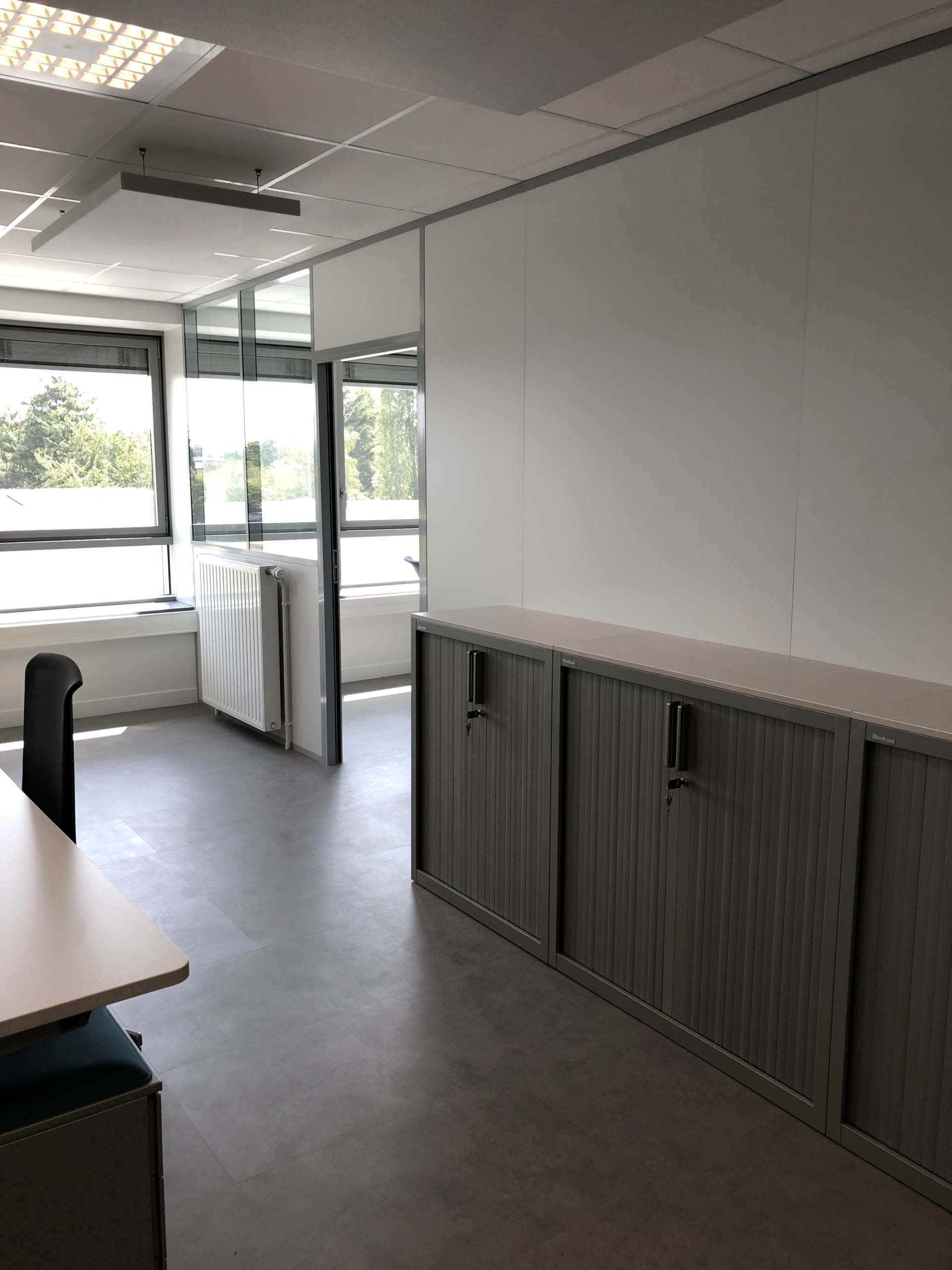 Cloisons dans une pièce avec des casiers