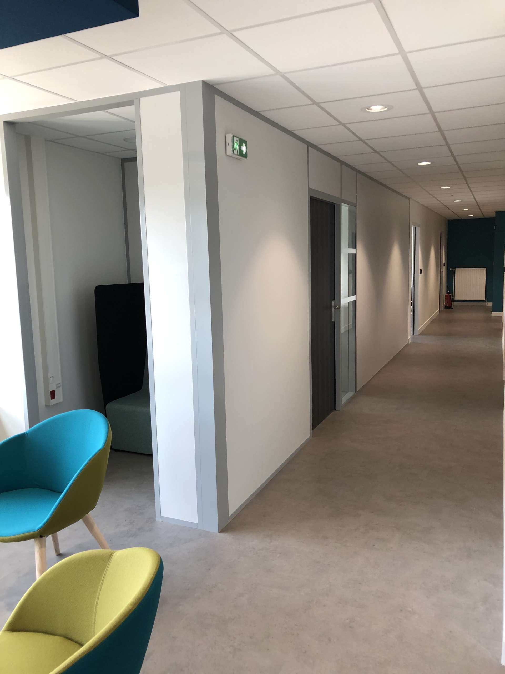 Cloisons blanches et profilés gris