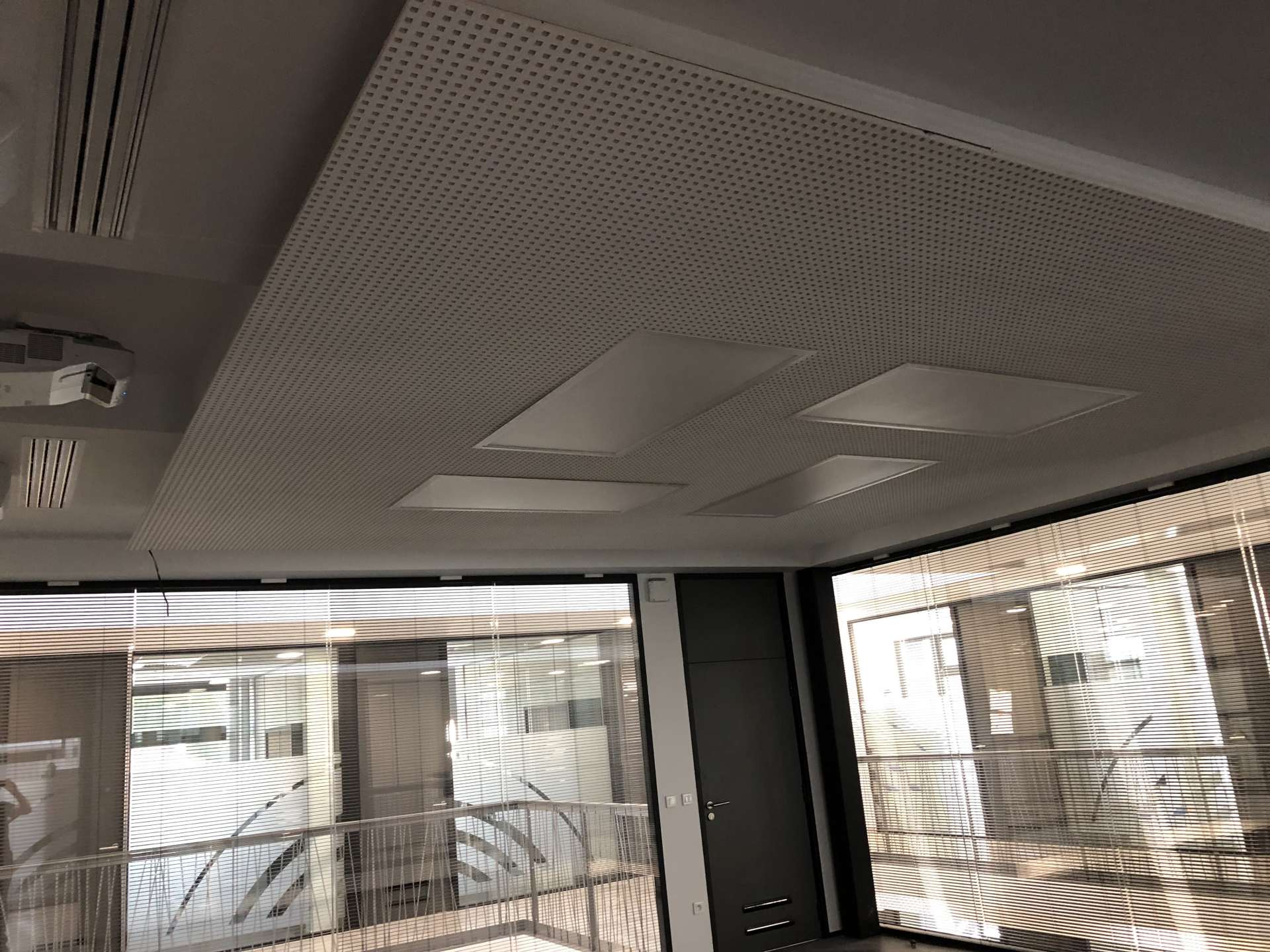 Cloison alu avec vue sur plafond