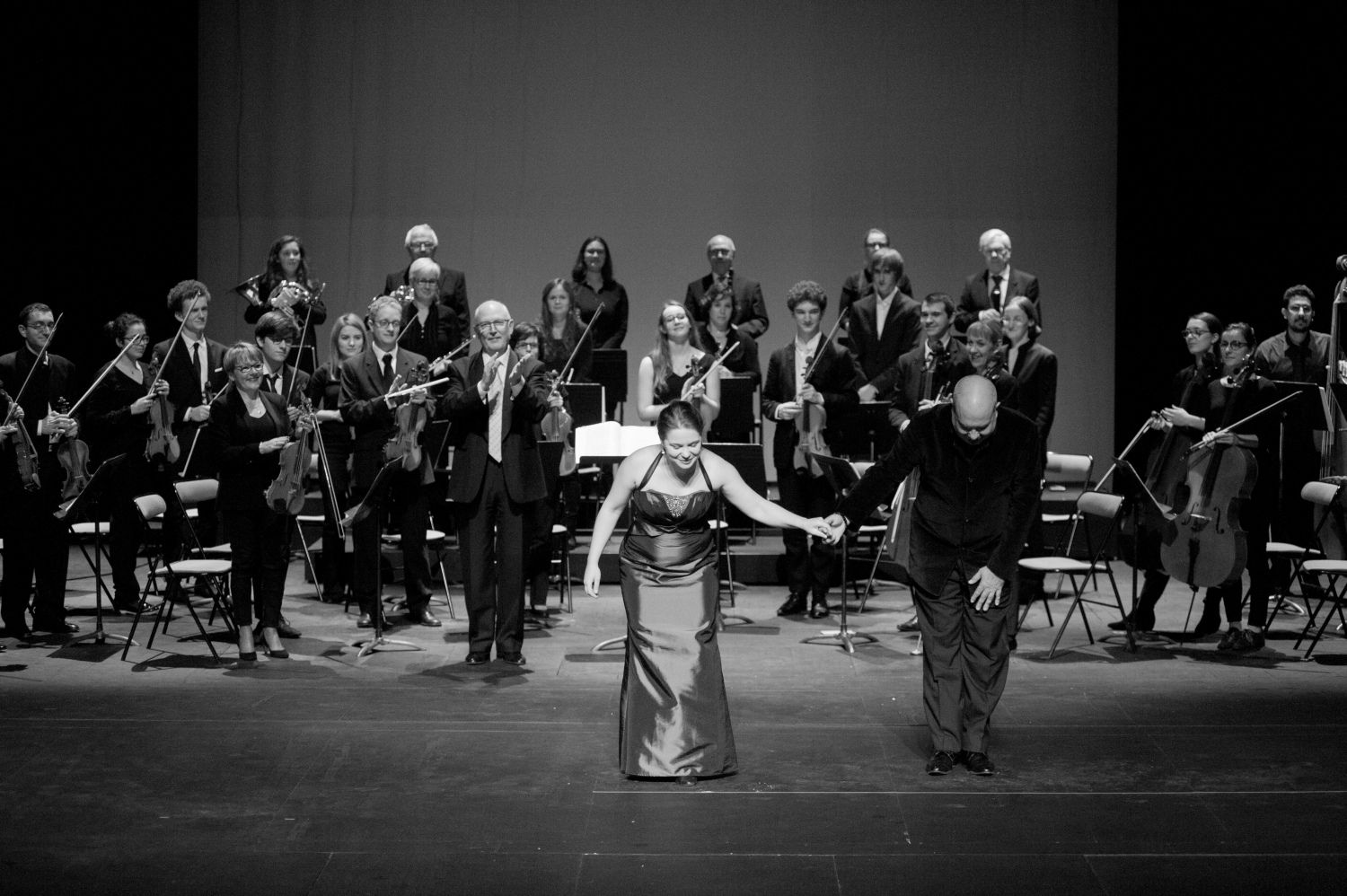 Femme saluant le public