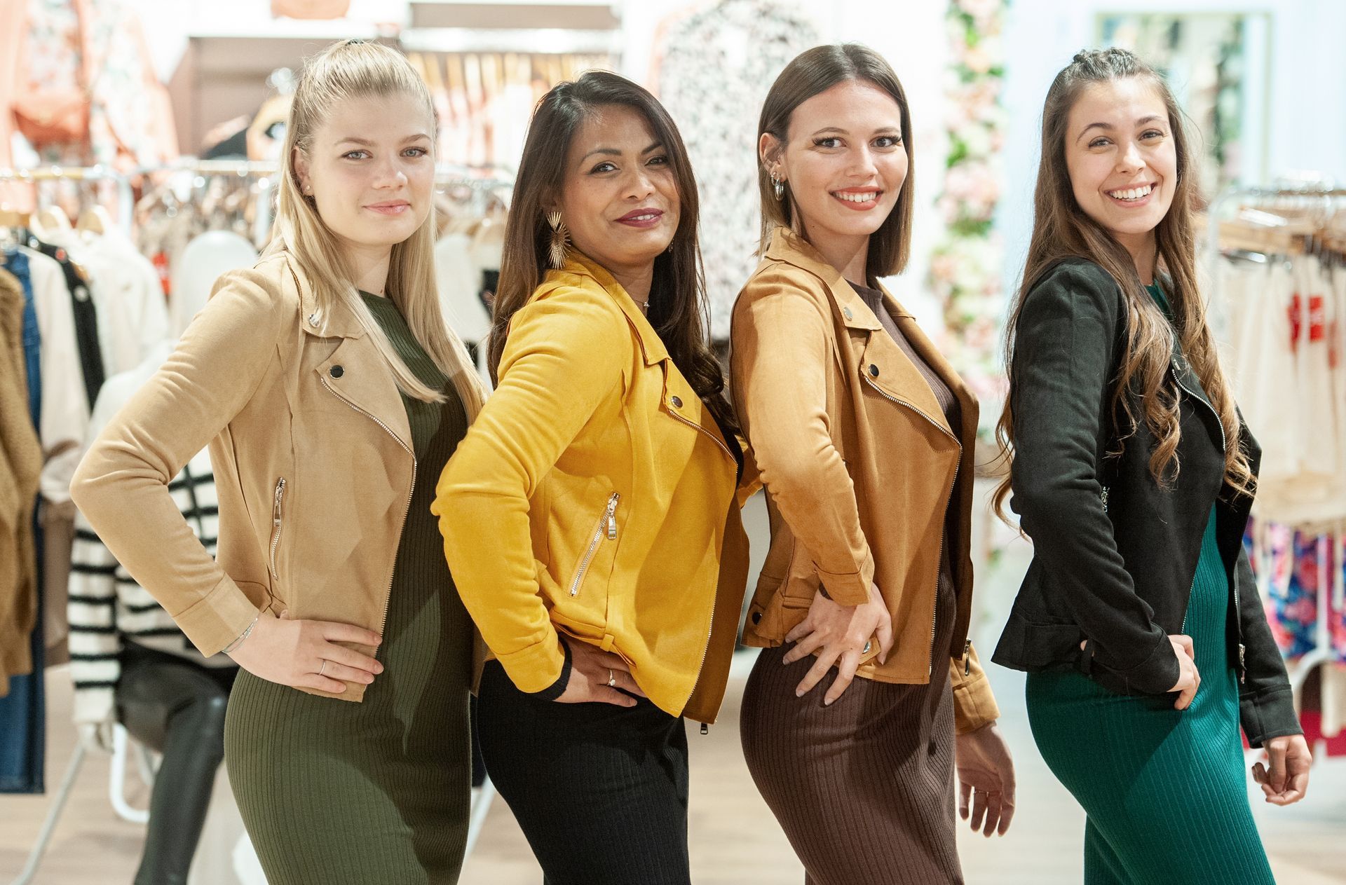 Equipe posant de profil