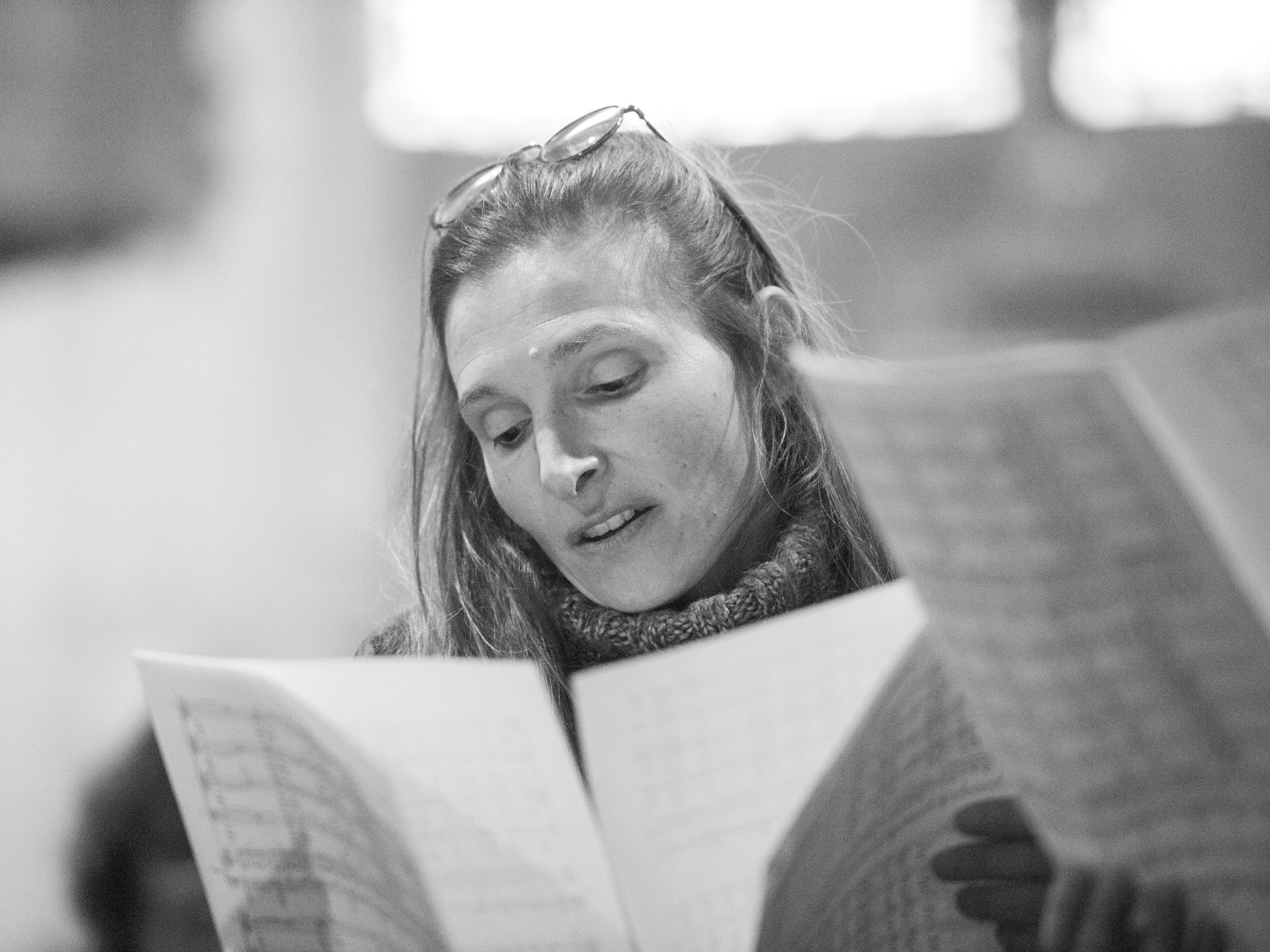 Femme chantant en regardant une partition