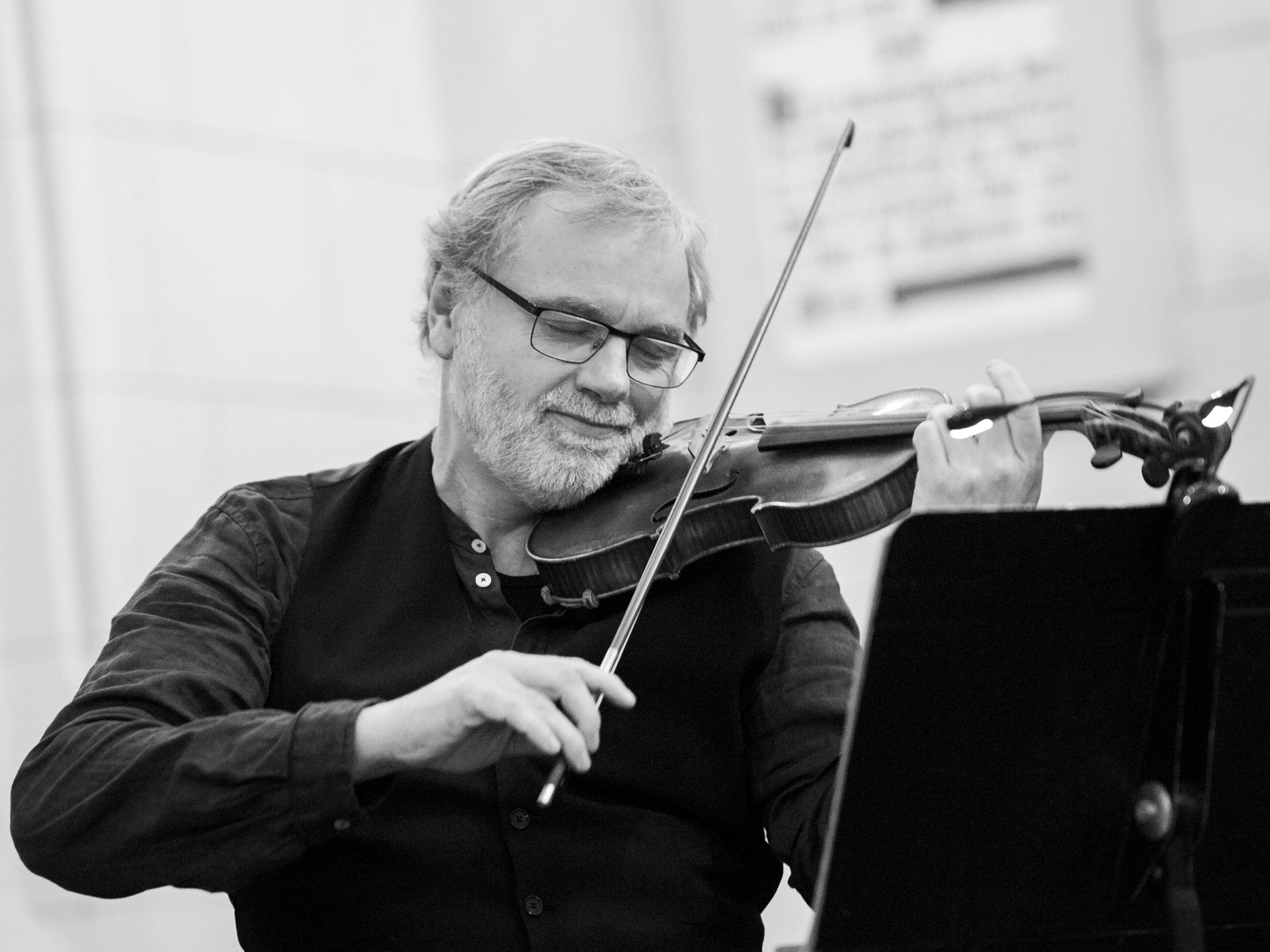 Homme jouant du violon