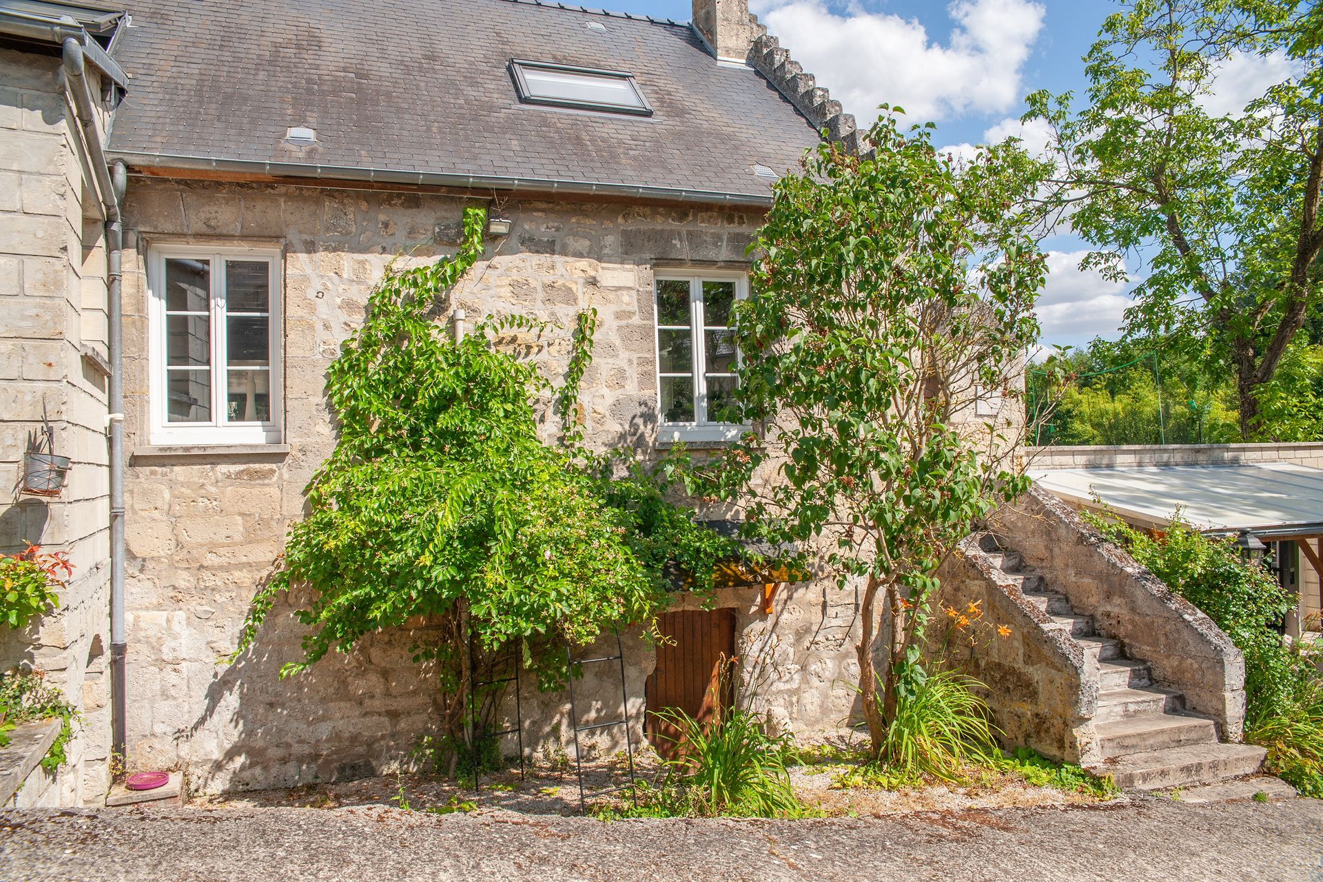 Maison avec façade en pierres