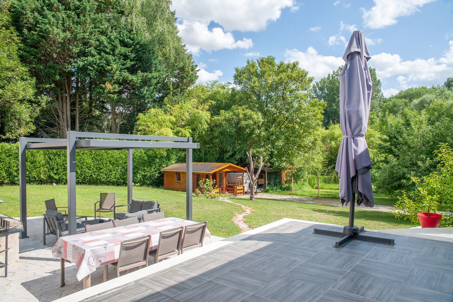 Terrasse et jardin d'une maison