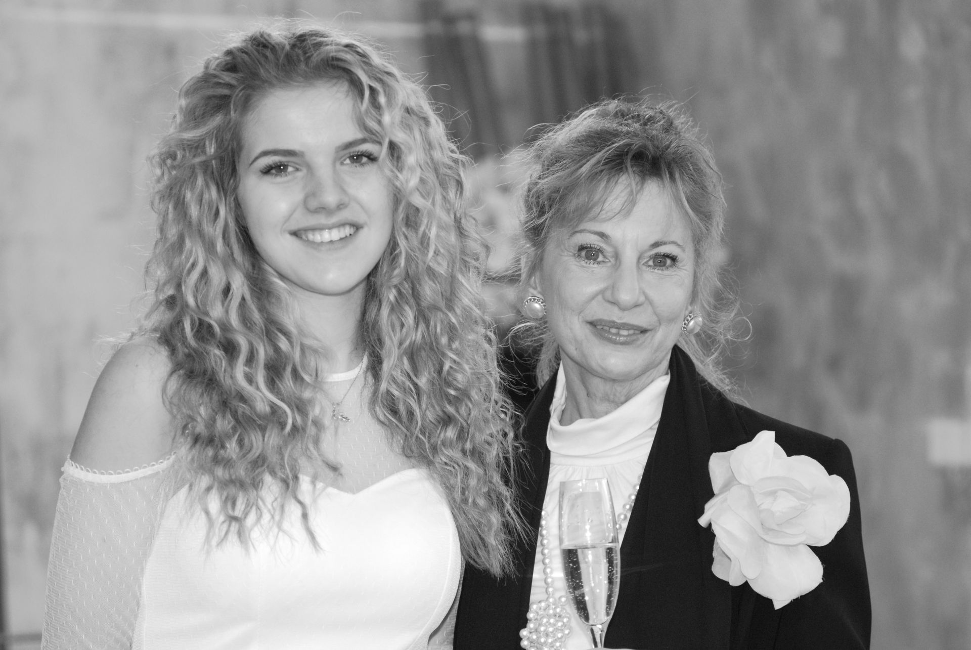 Deux femmes posant lors d'un mariage