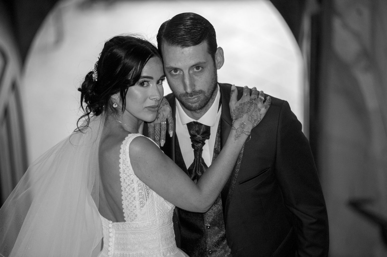 Mariés en noir et blanc regardant l'objectif
