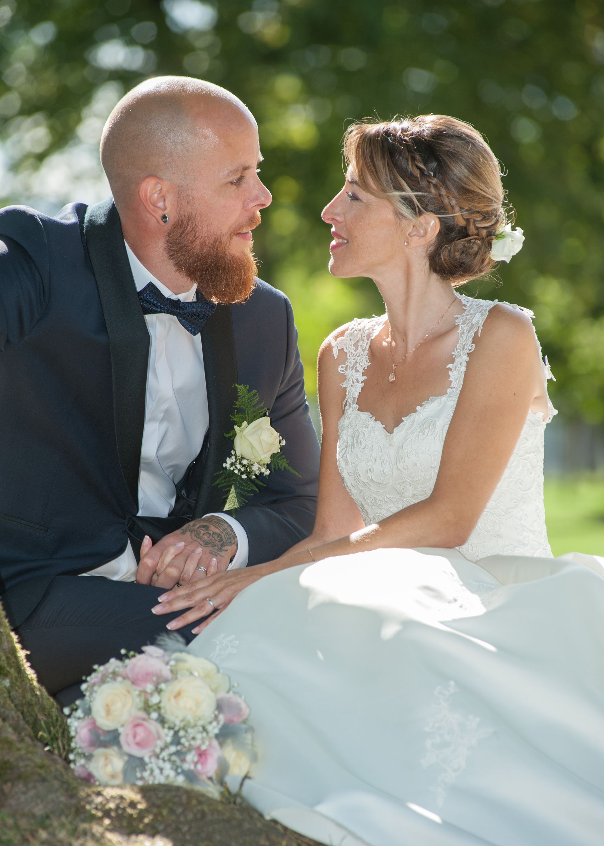 Mariés se regardant