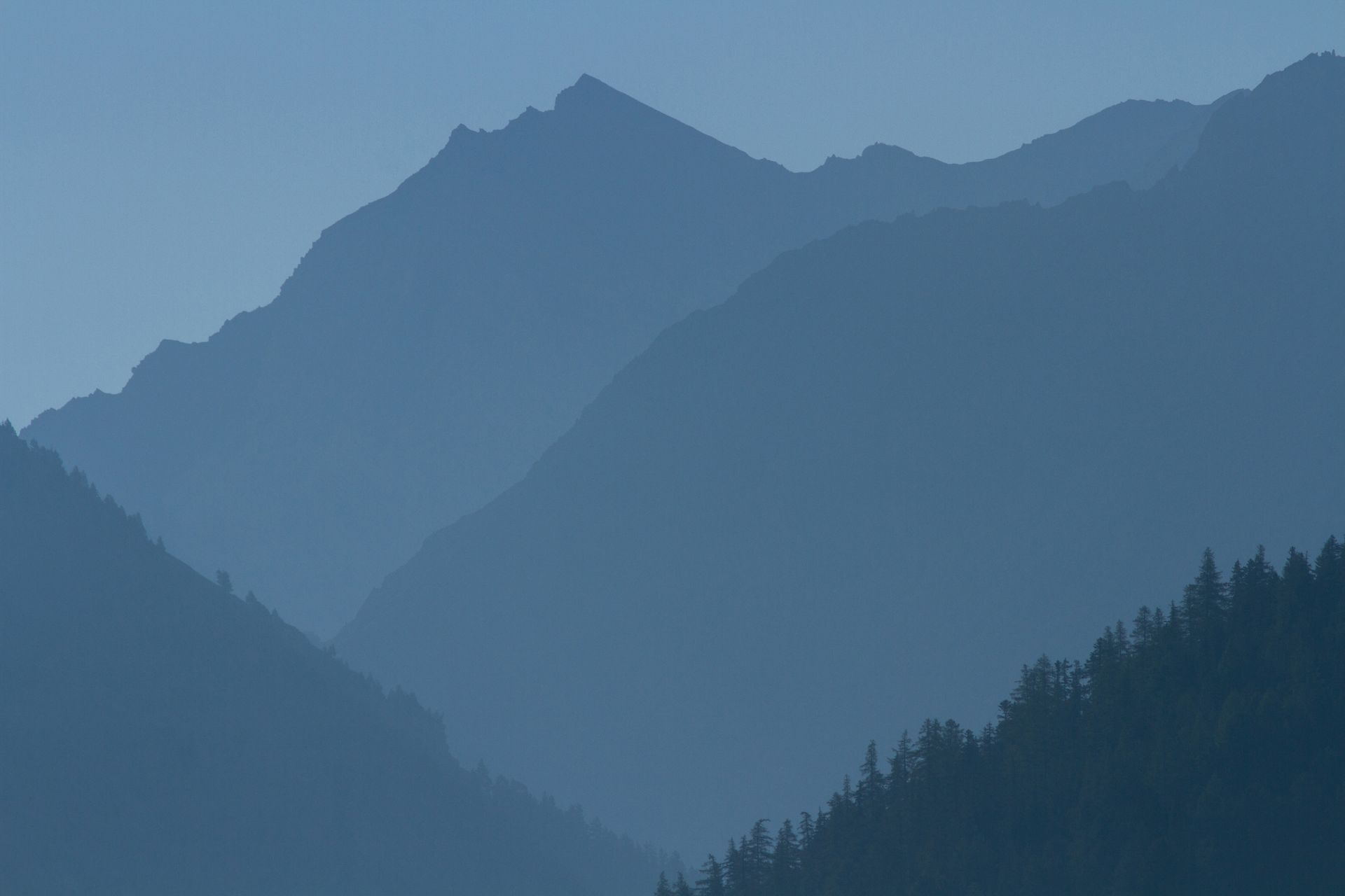 Montagnes dans la brume