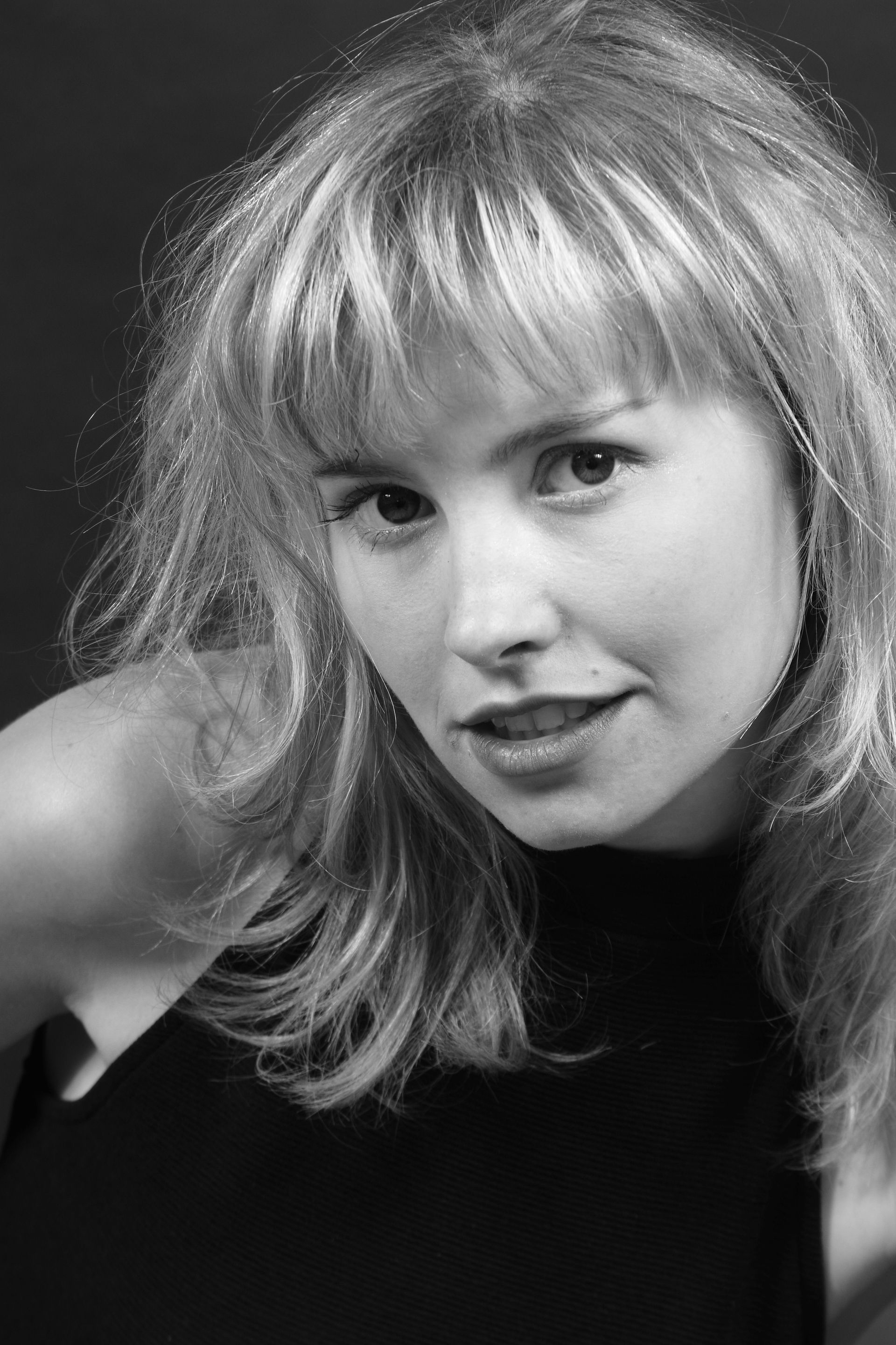 Portrait d'une femme blonde en noir et blanc