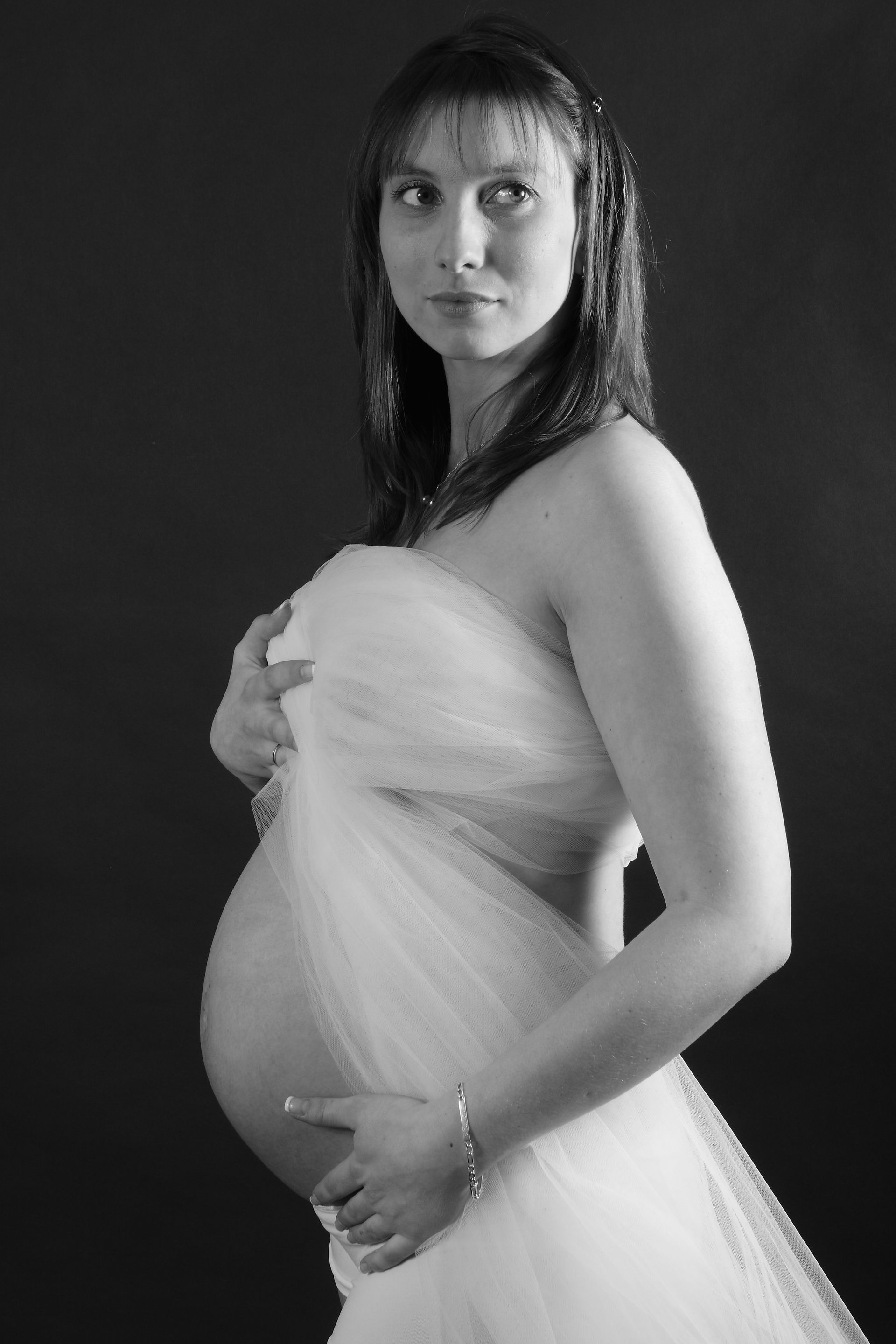 Portrait d'une femme enceinte en noir et blanc