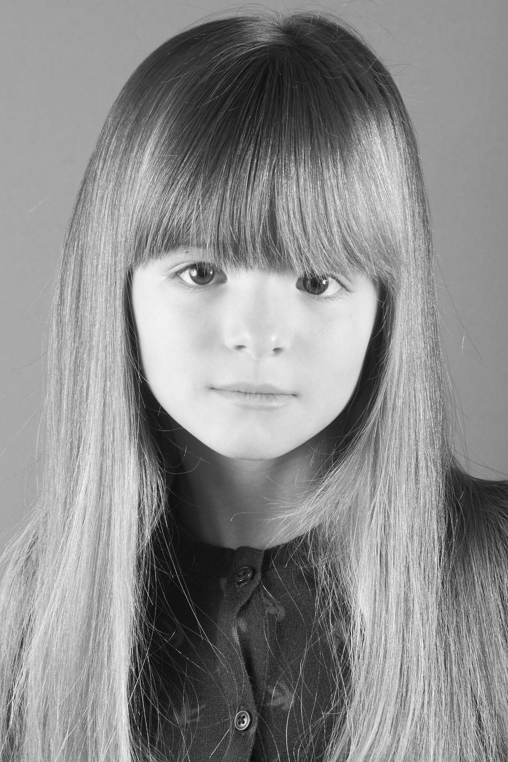 Portrait d'une petite fille en noir et blanc