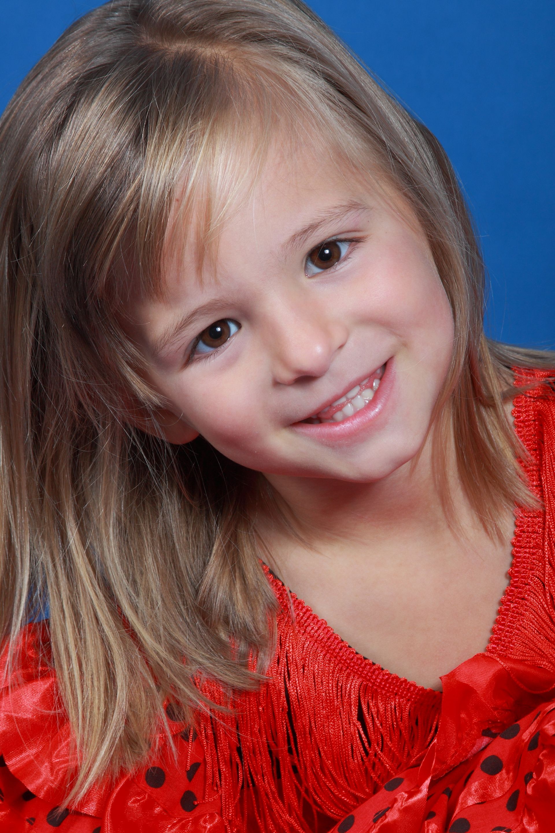 Portrait d'une petite fille en robe rouge