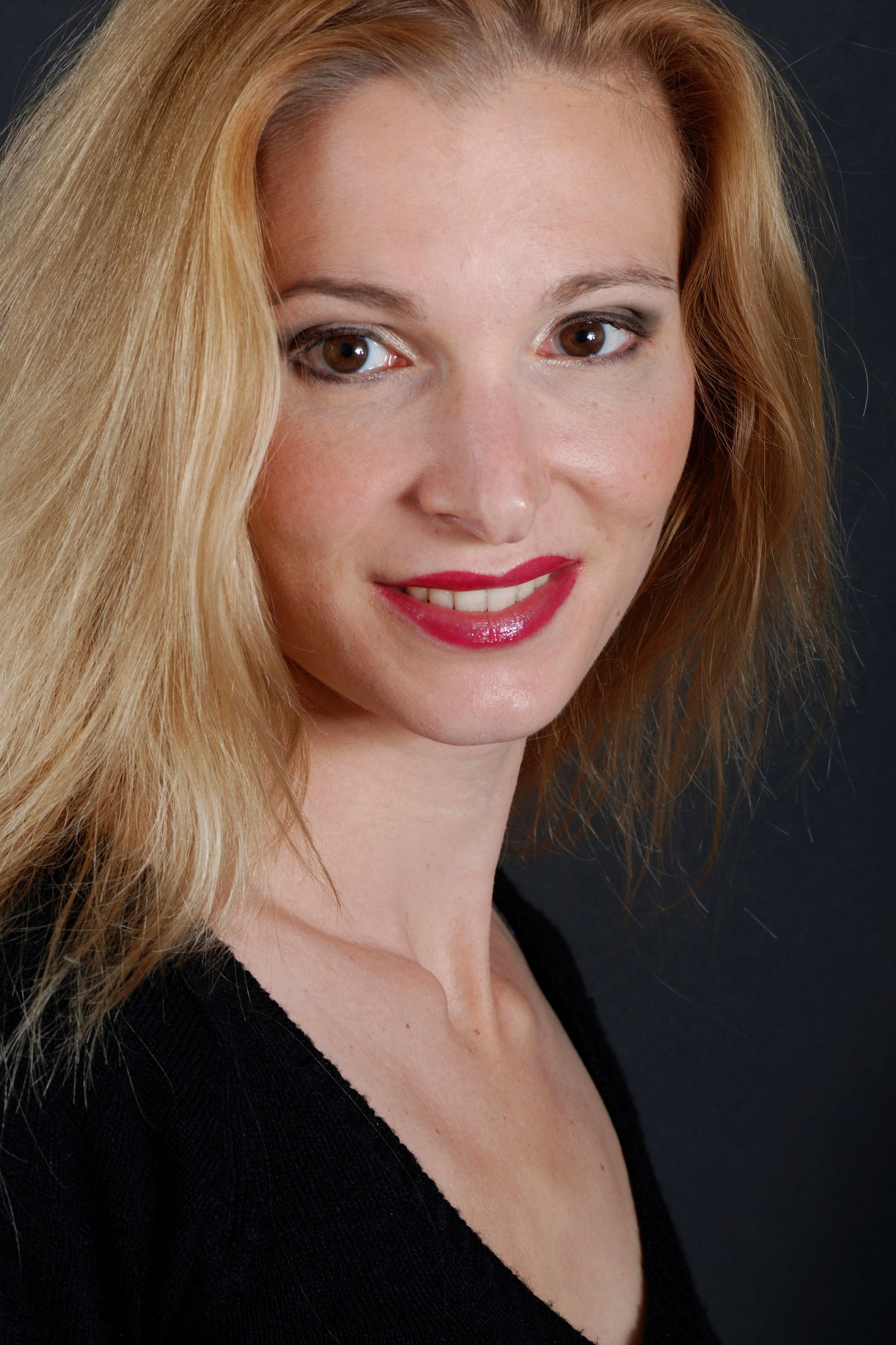 Portrait d'une femme blonde aux cheveux longs