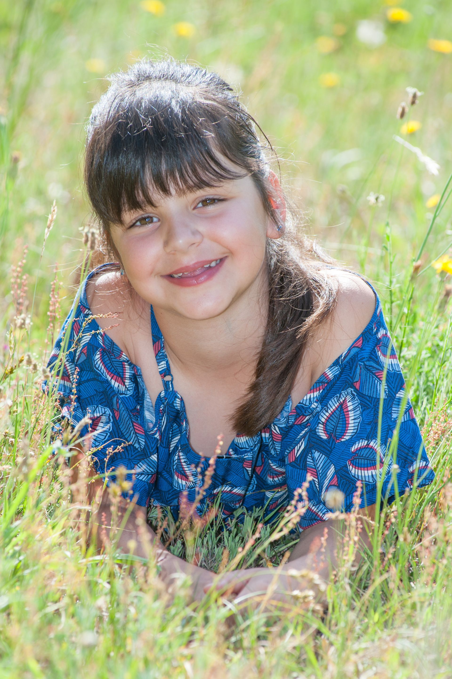 Portrait d'une petite fille dans un champ