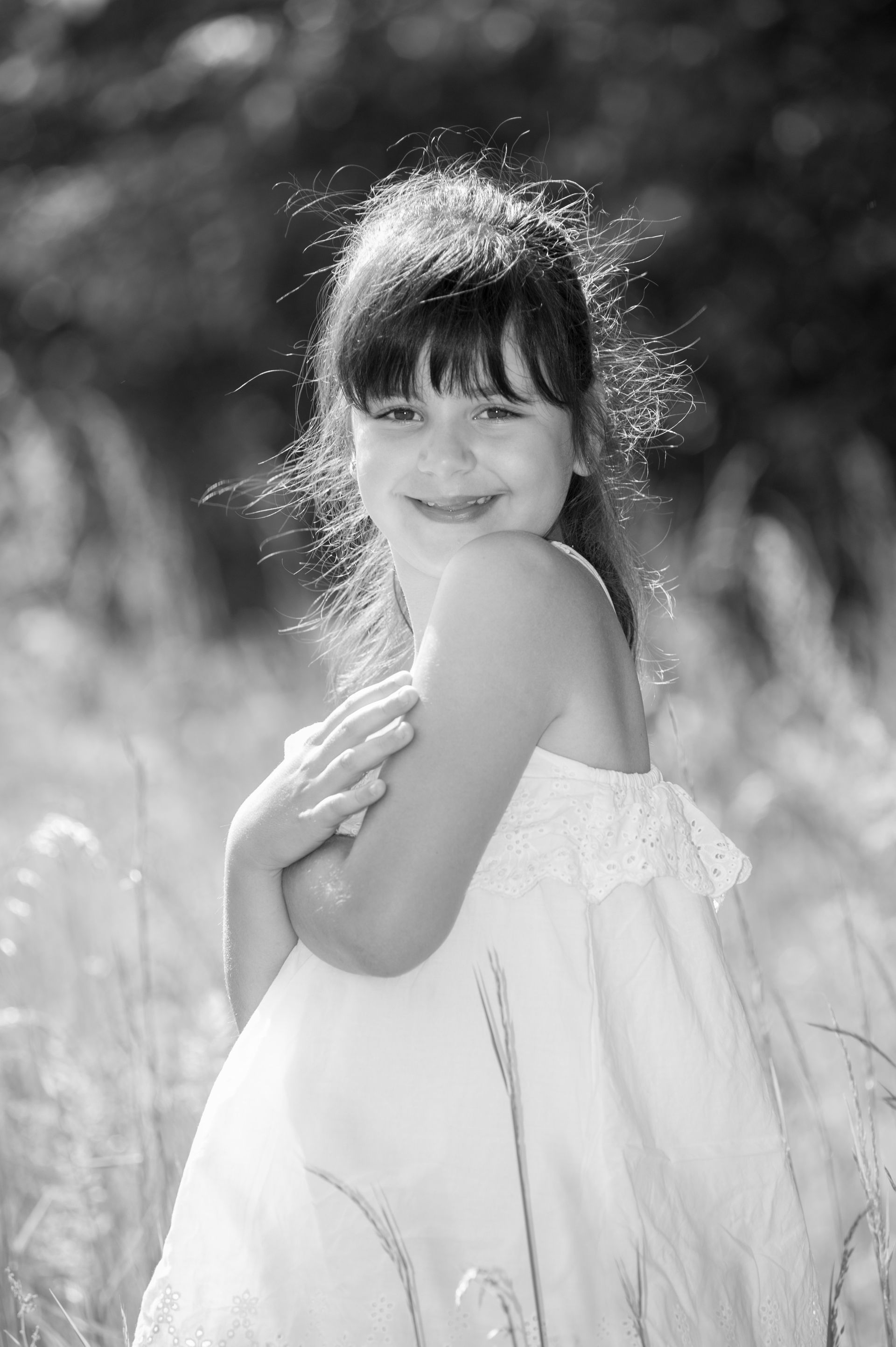 Portrait d'une petite fille dans un champ en noir et blanc