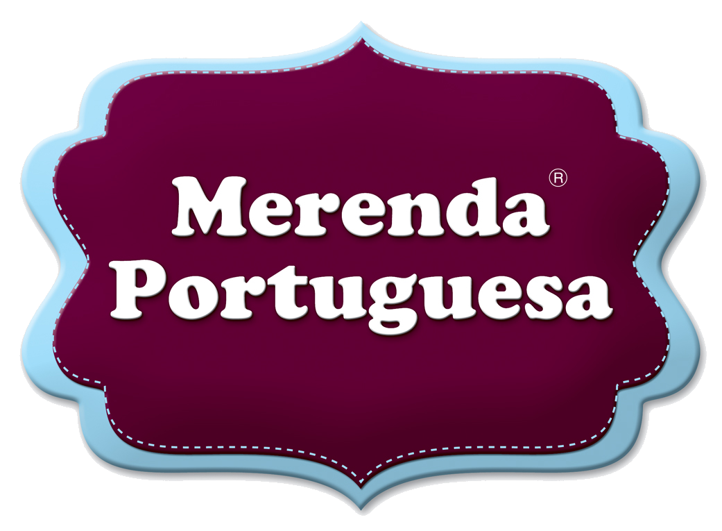 Texto "Merenda Portuguesa" em branco sobre etiqueta cor de vinho com borda azul clara.
