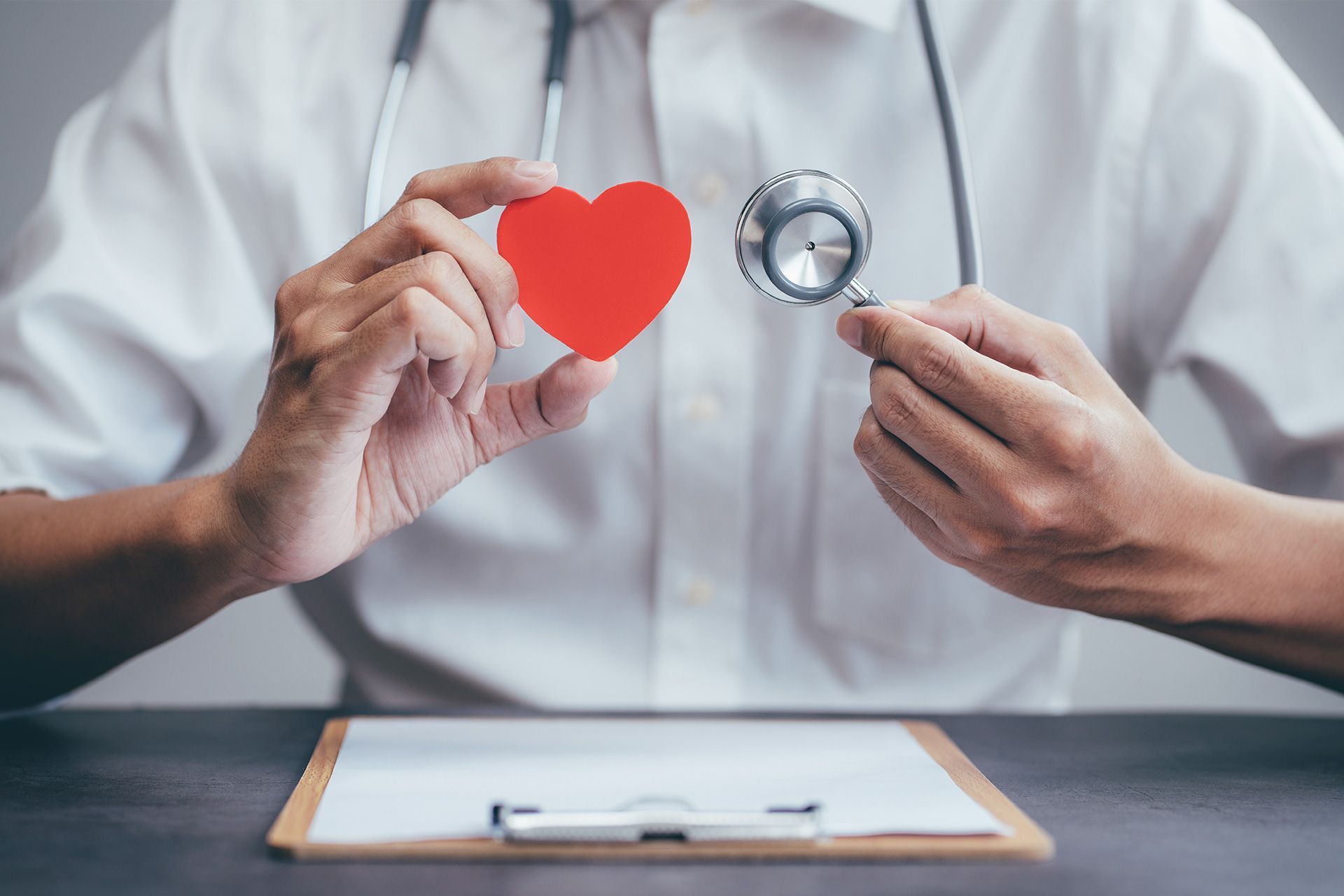 Einen Arzt mit einem Stethoskop