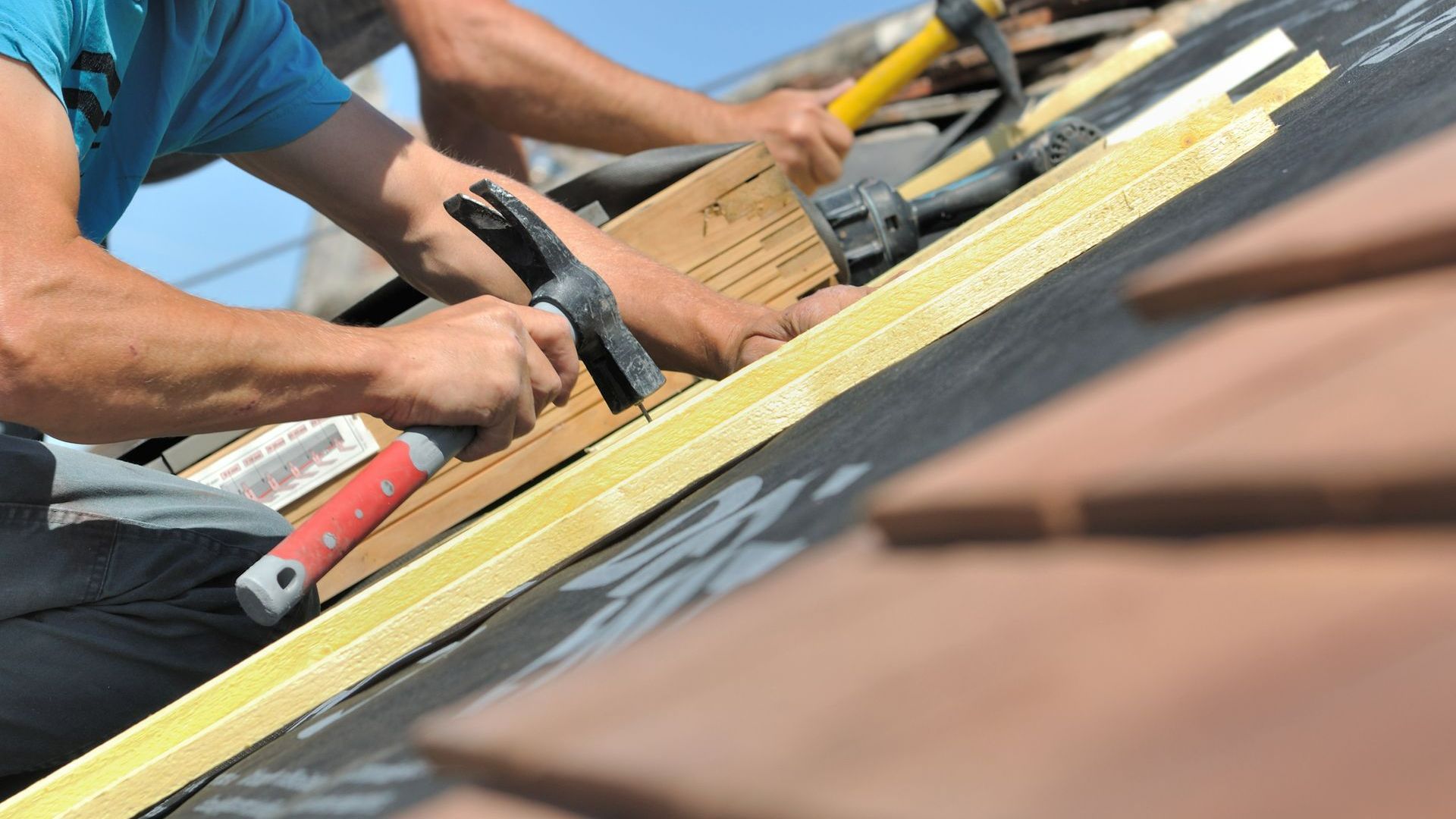 Artisans qui travaillent sur un toit