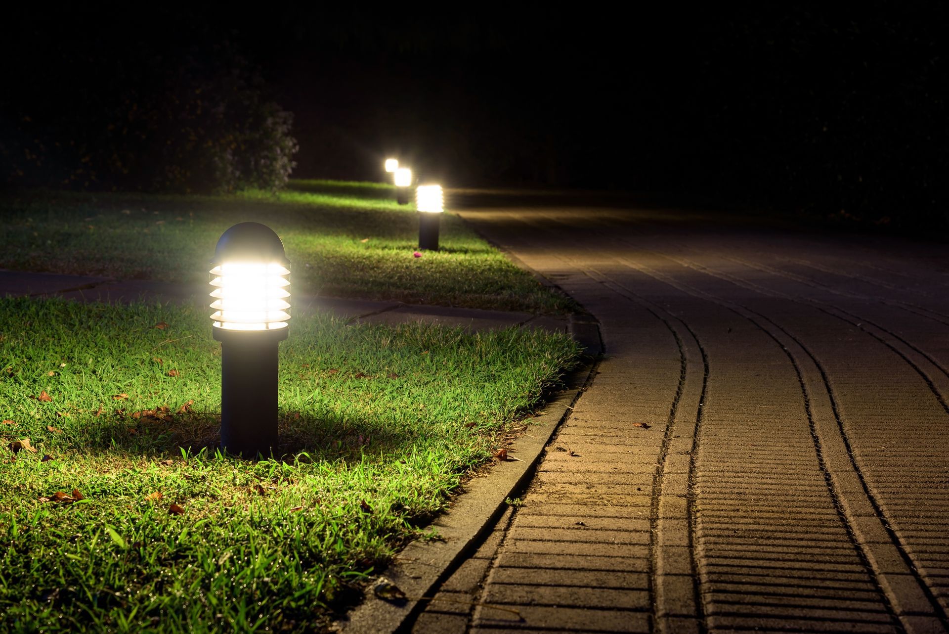 Lumière extérieure le long d'une allée