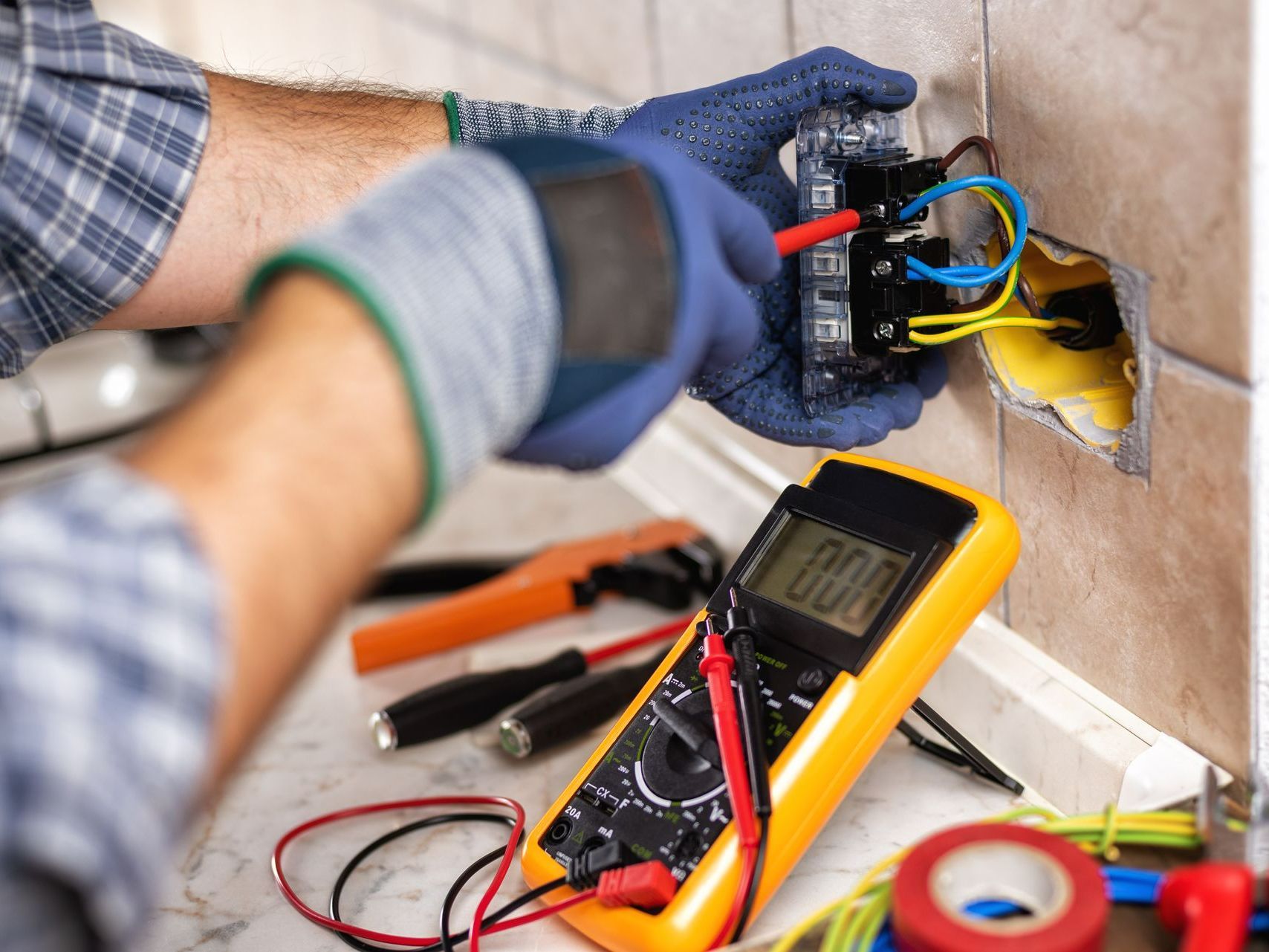 Remplacement d'une prise électrique avec un multimètre jaune