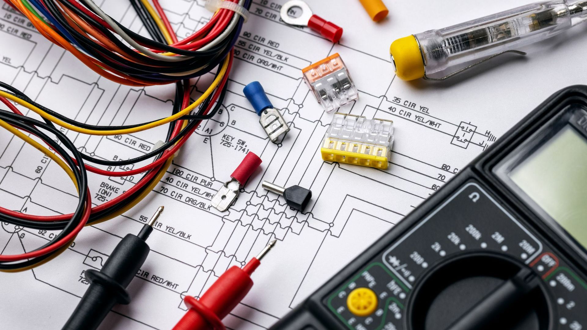 Outils posés sur des plans électriques