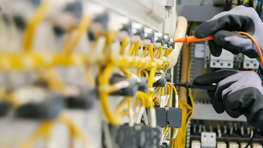 Tests au multimètre sur un tableau électrique