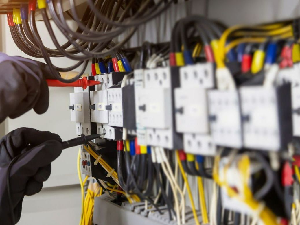 Intervention avec des outils sur un tableau électrique