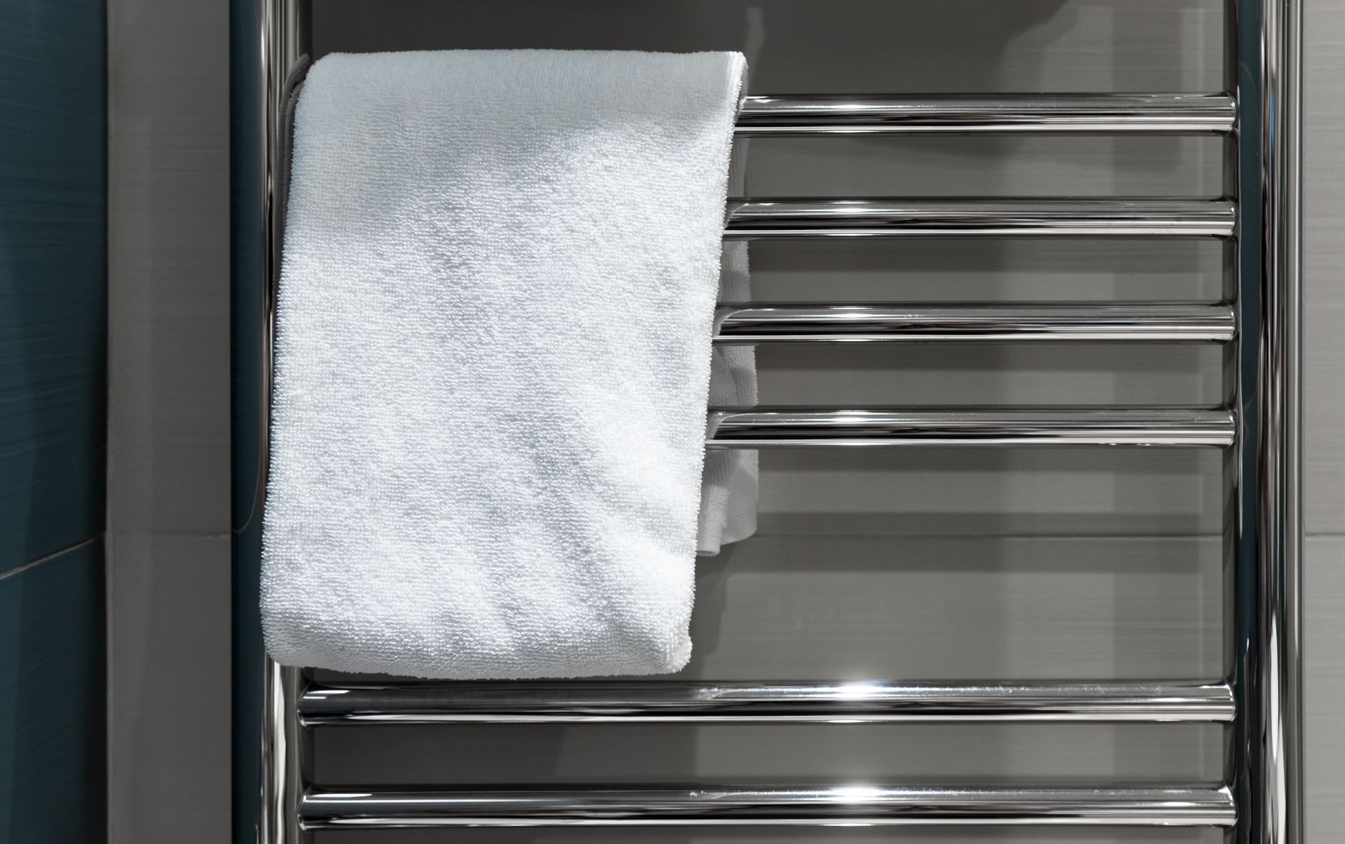 Serviette sur un sèche-serviettes blanc