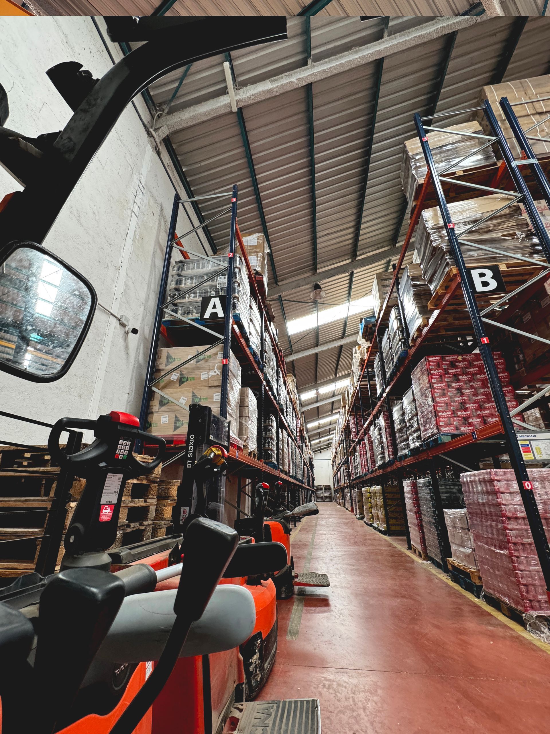 Un hombre saca un mueble grande de una camioneta.