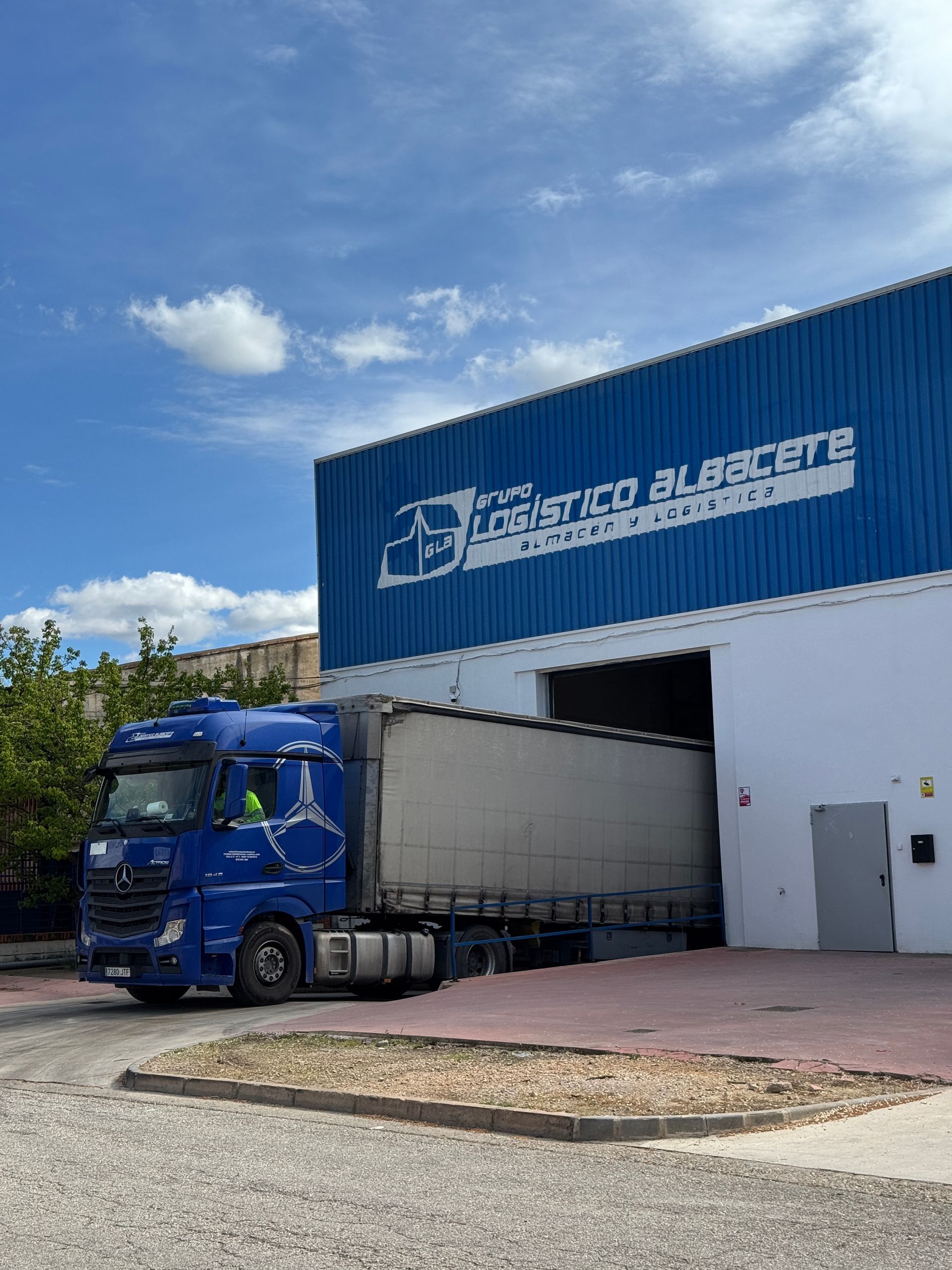 Un hombre saca un mueble grande de una camioneta.