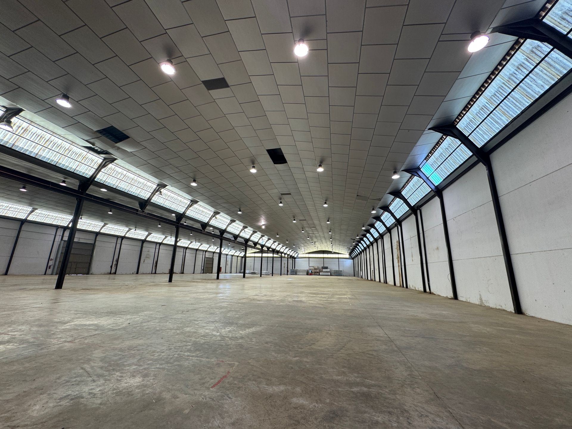 Un hombre saca un mueble grande de una camioneta.